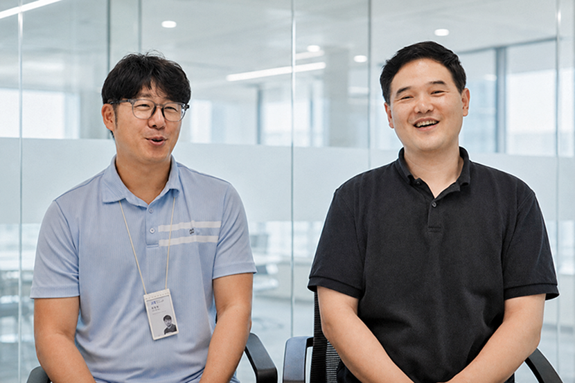 자이C&A 최승욱 팀장과 이세윤 책임이 회의실에서 인터뷰하는 모습