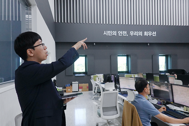 강릉시 도시정보센터 담당 주무관이 현장에서 시스템을 설명하는 모습