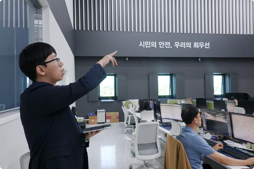 강릉시 도시정보센터 담당 주무관이 현장에서 시스템을 설명하는 모습