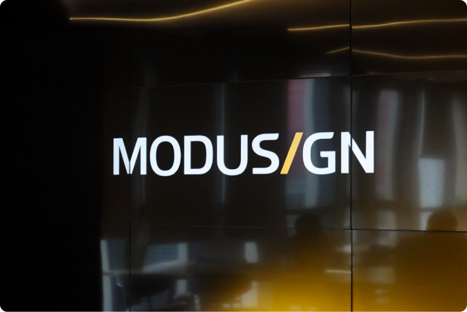 모두싸인 사무실 벽면에 설치된 MODUSIGN 브랜드 로고