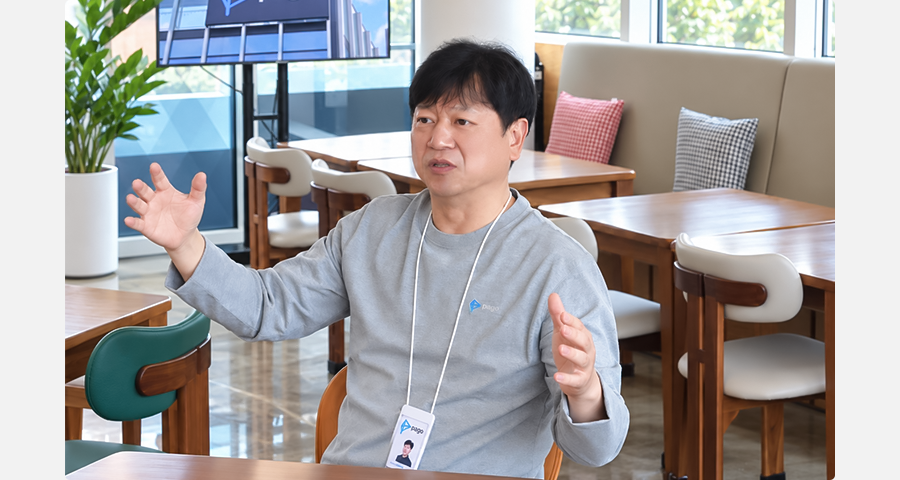 파고네트웍스 권영목 대표의 인터뷰 하는 모습