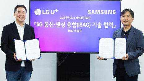 사진은 27일 오전 서울 강서구 LG사이언스파크 마곡사옥에서  열린 협약식에 이상엽 LG유플러스 CTO(왼쪽)와 정진국 삼성리서치 차세대통신연구센터  장이 기념촬영을 하는 모습.